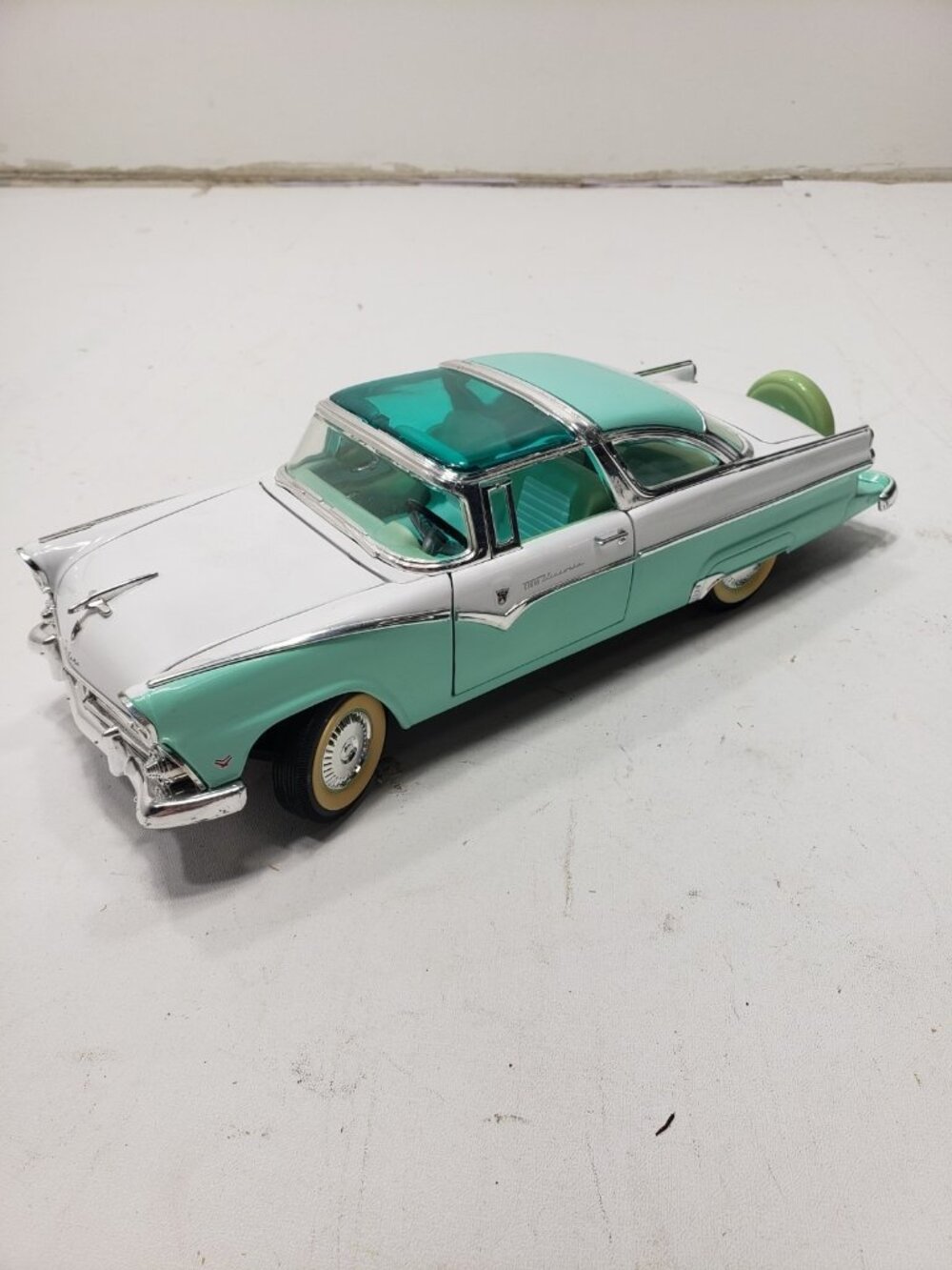 ROAD TOUGH 1:18 Scale Diecast 1955 FORD FAIRLANE CROWN VICTORIA Green & White
